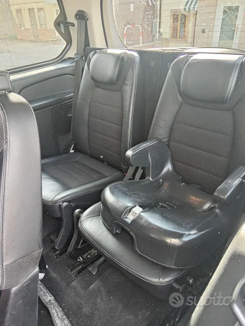 Ford Galaxy 2011 photo 5