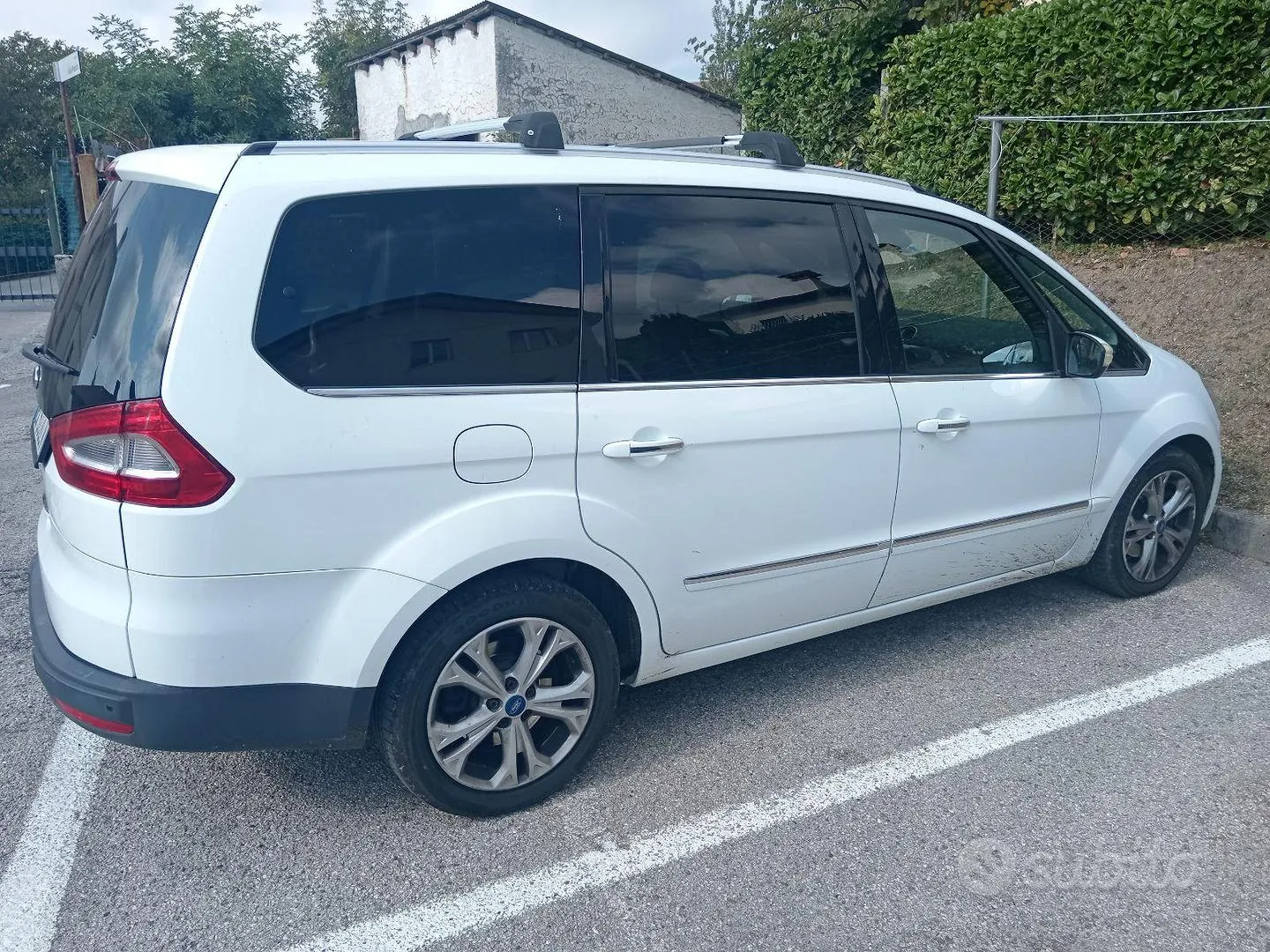 Ford Galaxy 2011 photo 2