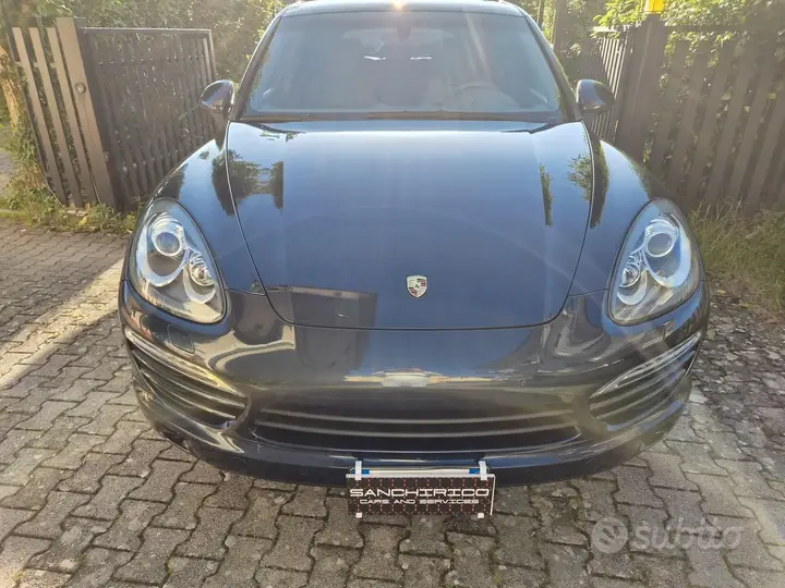 Porsche Cayenne 2011 photo 2