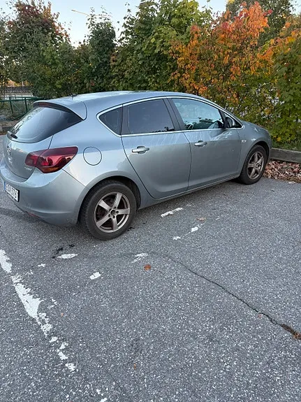 Opel Astra 2012 photo 2