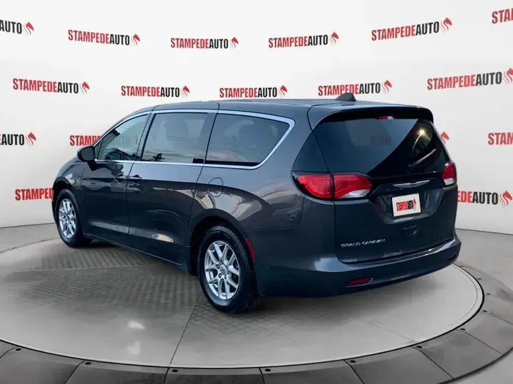 Chrysler Grand Caravan 2022 photo 3