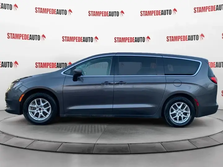 Chrysler Grand Caravan 2022 photo 2