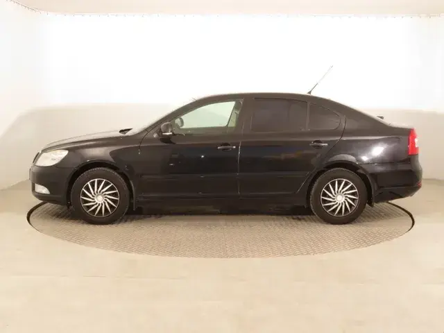 Skoda Octavia 2010 photo 2