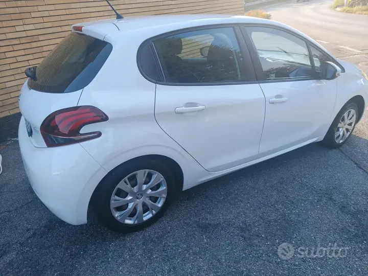 Peugeot 208 2015 photo 4