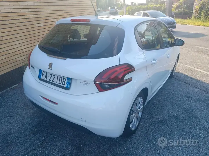 Peugeot 208 2015 photo 3