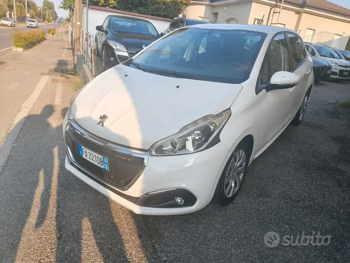 Peugeot 208 2015 photo 2