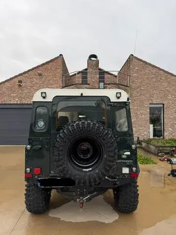 Land Rover Defender photo 2