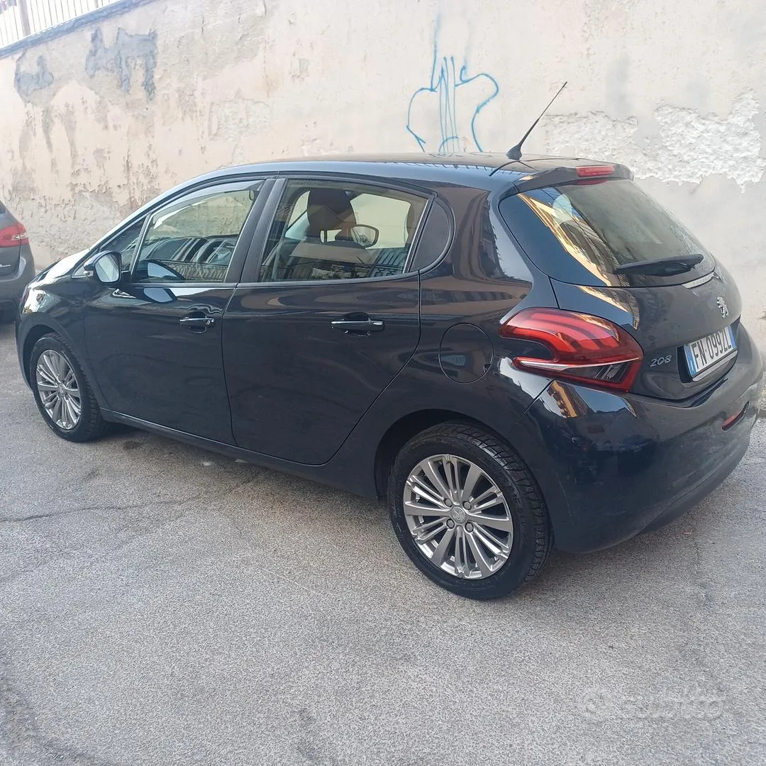 Peugeot 208 2018 photo 3