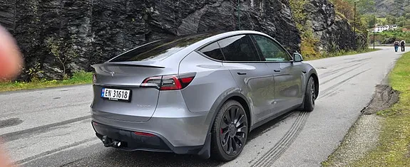 Tesla Model Y 2025 photo 3