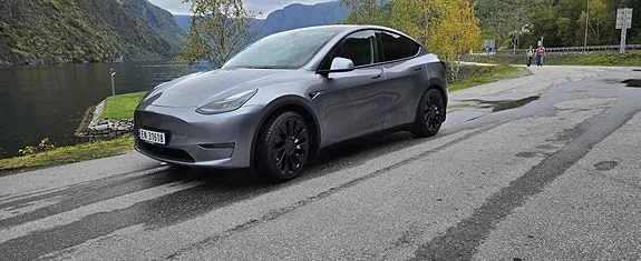 Tesla Model Y 2025 photo 4