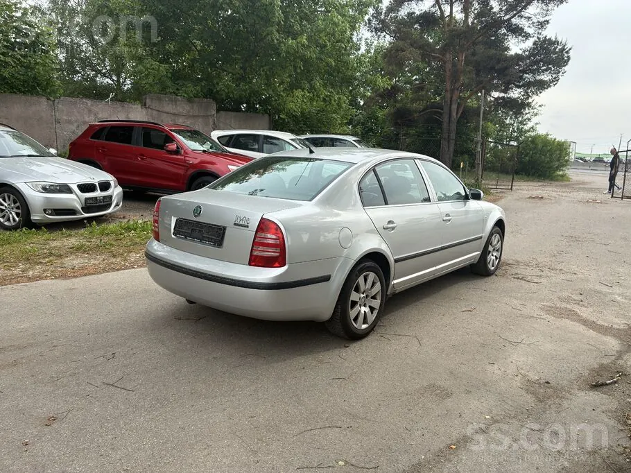 Skoda Superb 2004 photo 3