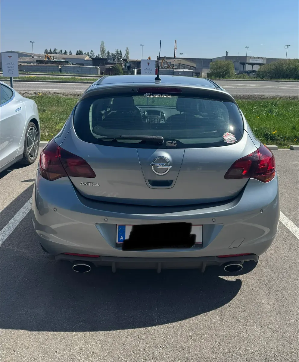 Opel Astra 2010 photo 3