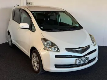 Toyota Ractis 2009 photo 2