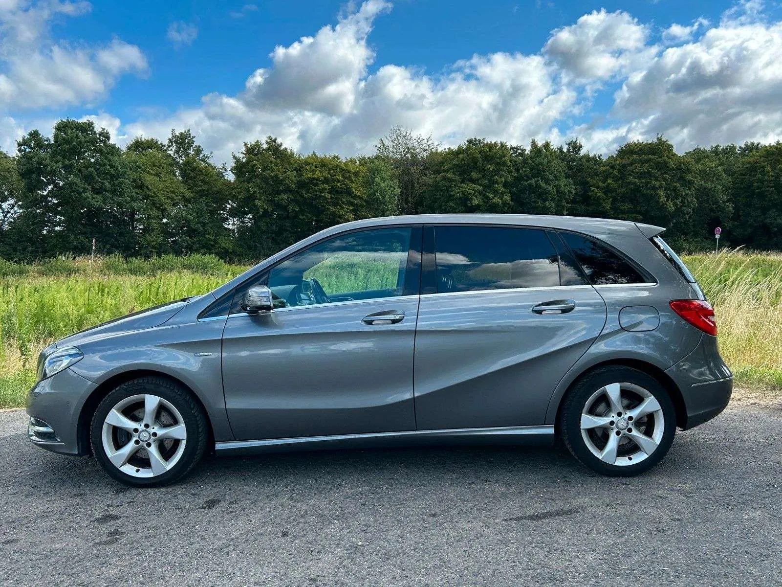 Mercedes-Benz B 200 2011 photo 2