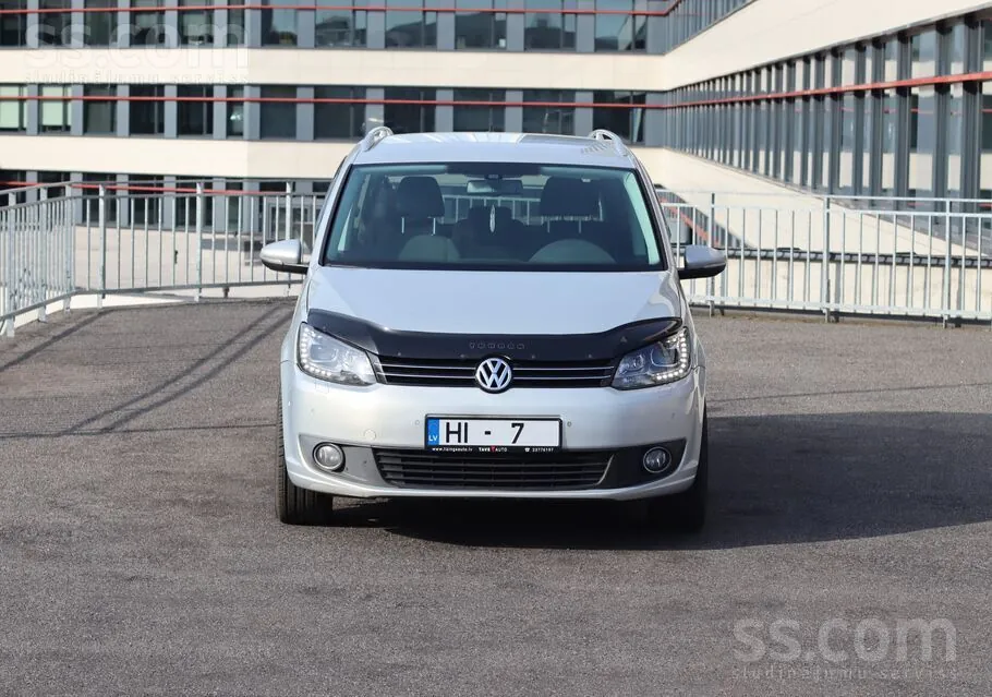 Volkswagen Touran 2011 photo 2
