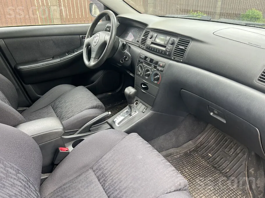 Toyota Avensis Verso 2003 photo 2