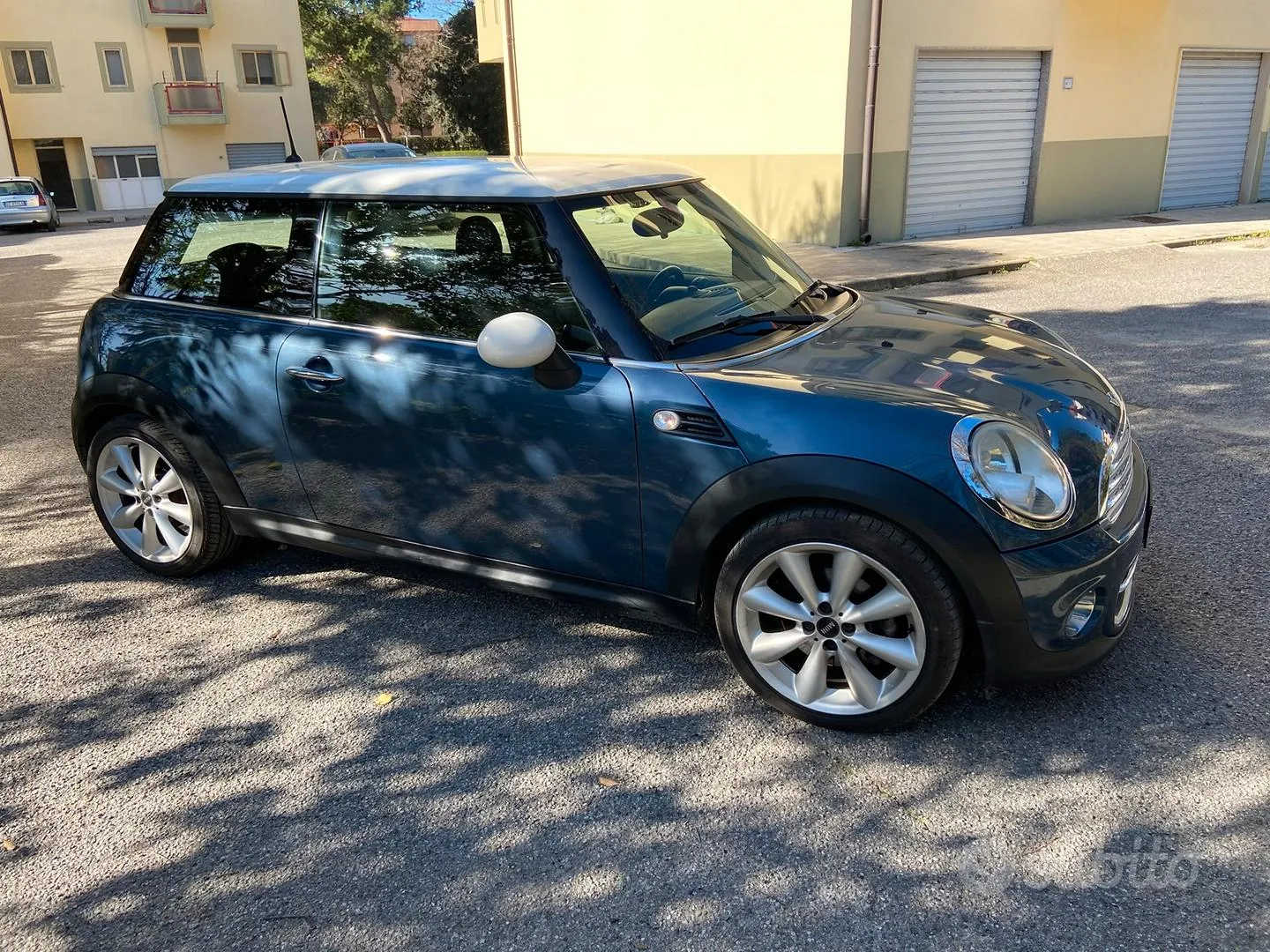 Mini Mini Cooper 2011 photo 2