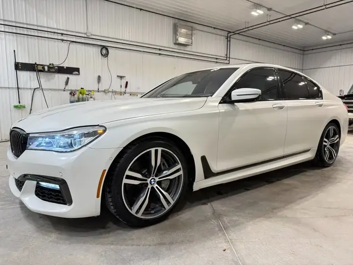 BMW 7 Series 2018 photo 2