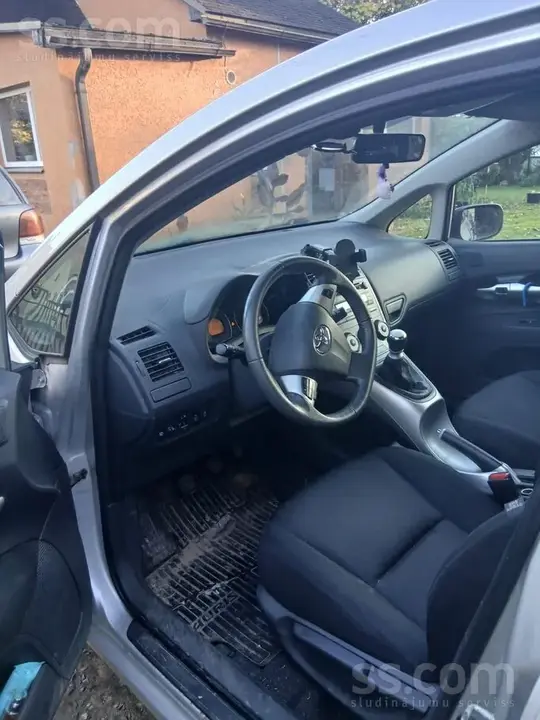 Toyota Auris 2012 photo 2
