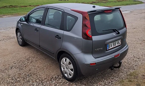 Nissan Note 2011 photo 4