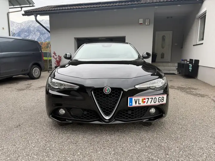 Alfa Romeo Giulia 2017 photo 2