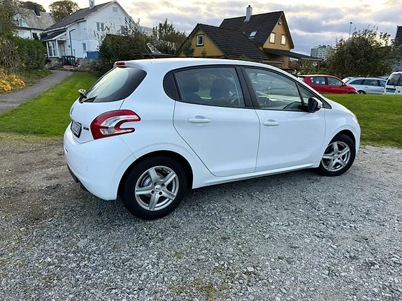 Peugeot 208 2012 photo 3