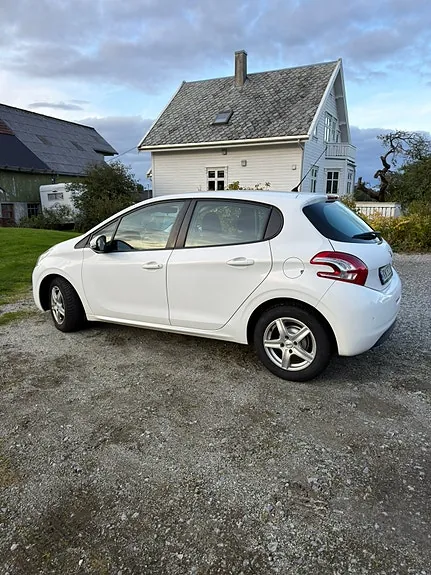 Peugeot 208 2012 photo 2
