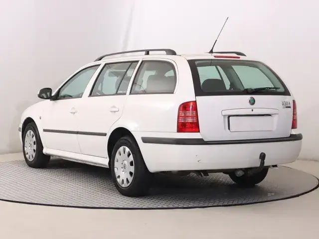 Skoda Octavia Combi 2010 photo 3