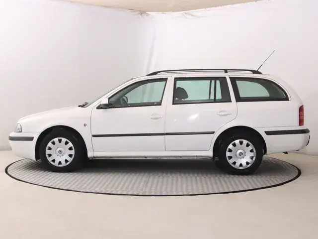 Skoda Octavia Combi 2010 photo 2