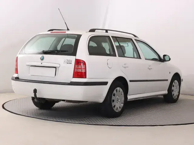 Skoda Octavia Combi 2010 photo 4