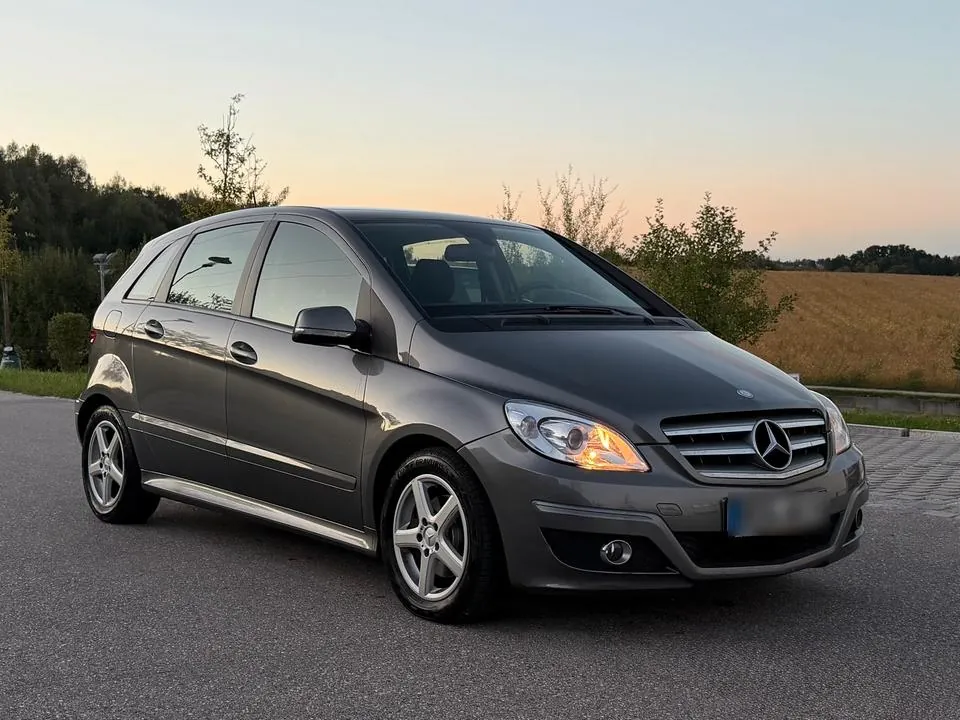 Mercedes-Benz B 180