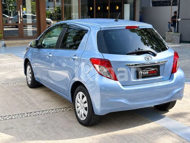 Toyota Vitz 2013 photo 2