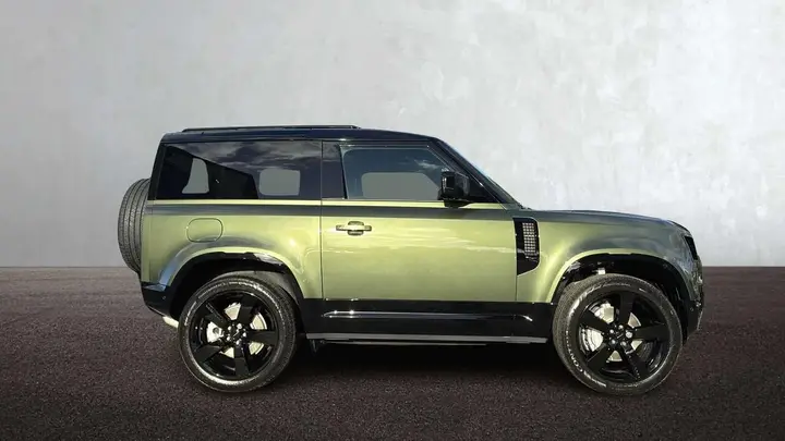 Land Rover Defender photo 5