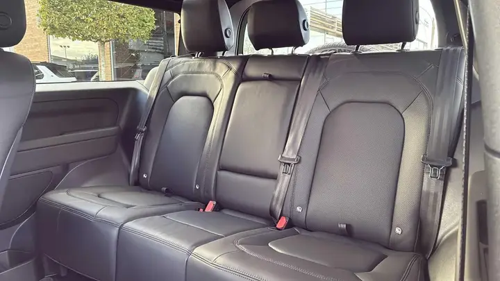 Land Rover Defender photo 4