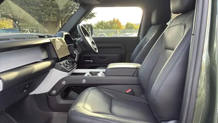 Land Rover Defender photo 3