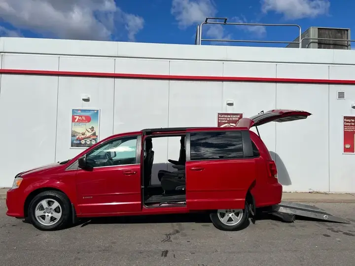 Dodge Grand Caravan 2012 photo 3
