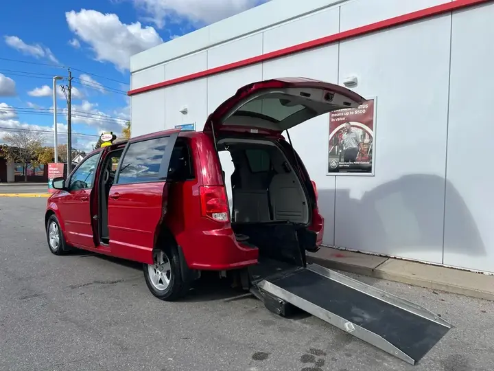 Dodge Grand Caravan 2012 photo 2