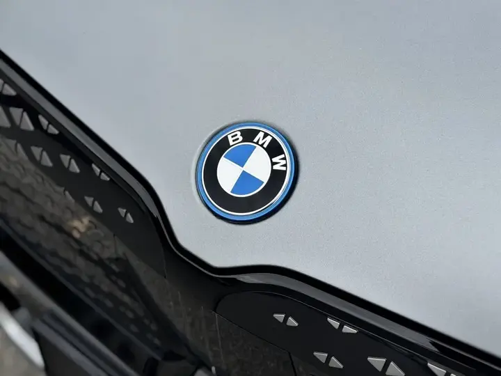 BMW Ix1 2025 photo 3