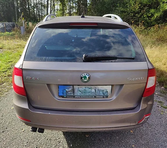 Skoda Superb 2011 photo 2
