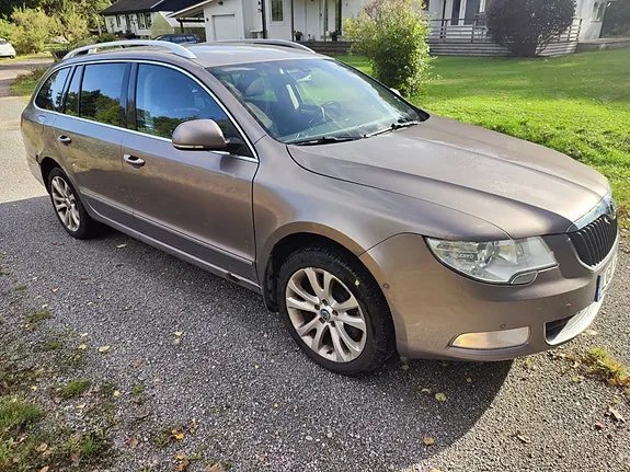 Skoda Superb 2011 photo 3