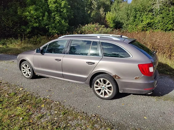 Skoda Superb 2011 photo 4
