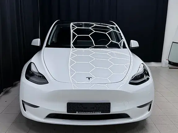 Tesla Model Y 2023 photo 2