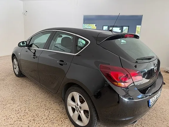 Opel Astra 2011 photo 4