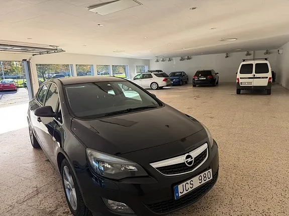 Opel Astra 2011 photo 2