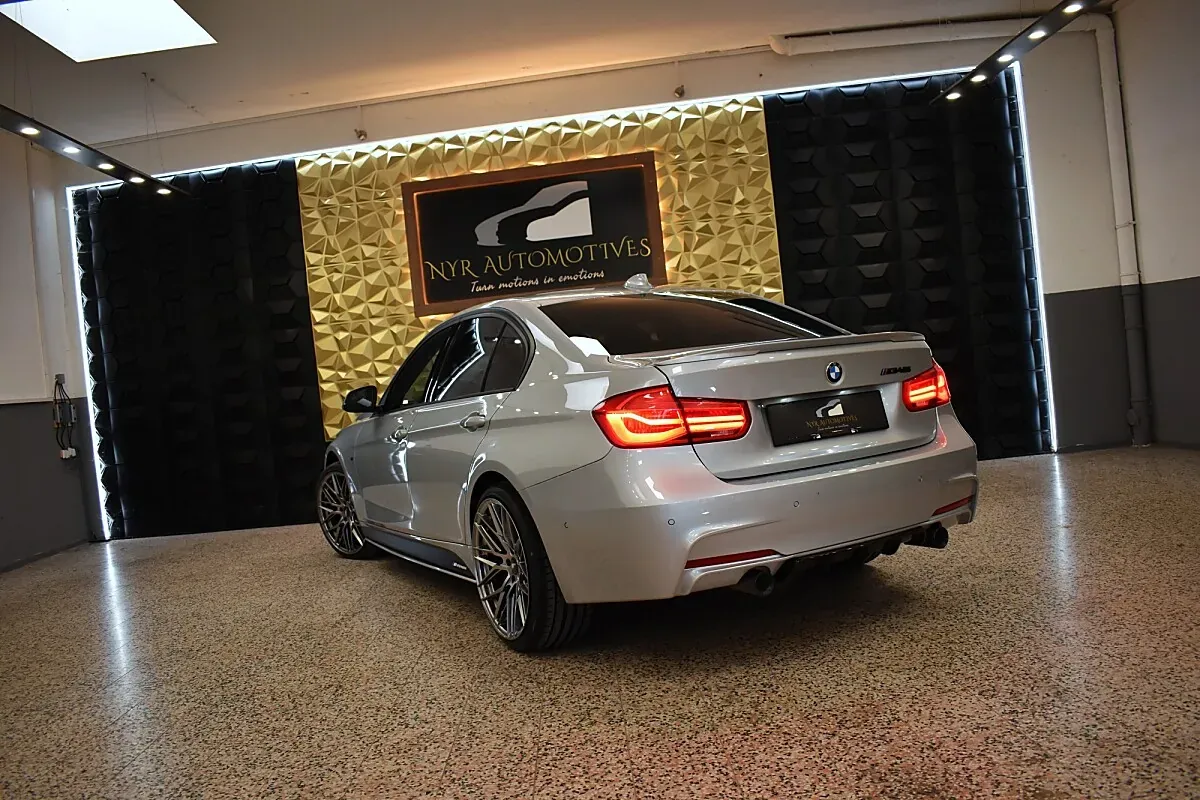 BMW 3 Series 2018 photo 2