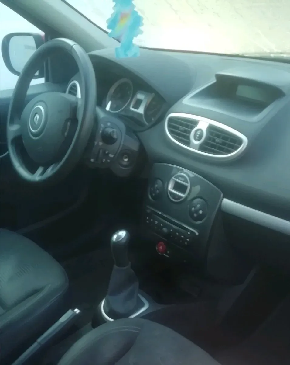 Renault Clio 2011 photo 2
