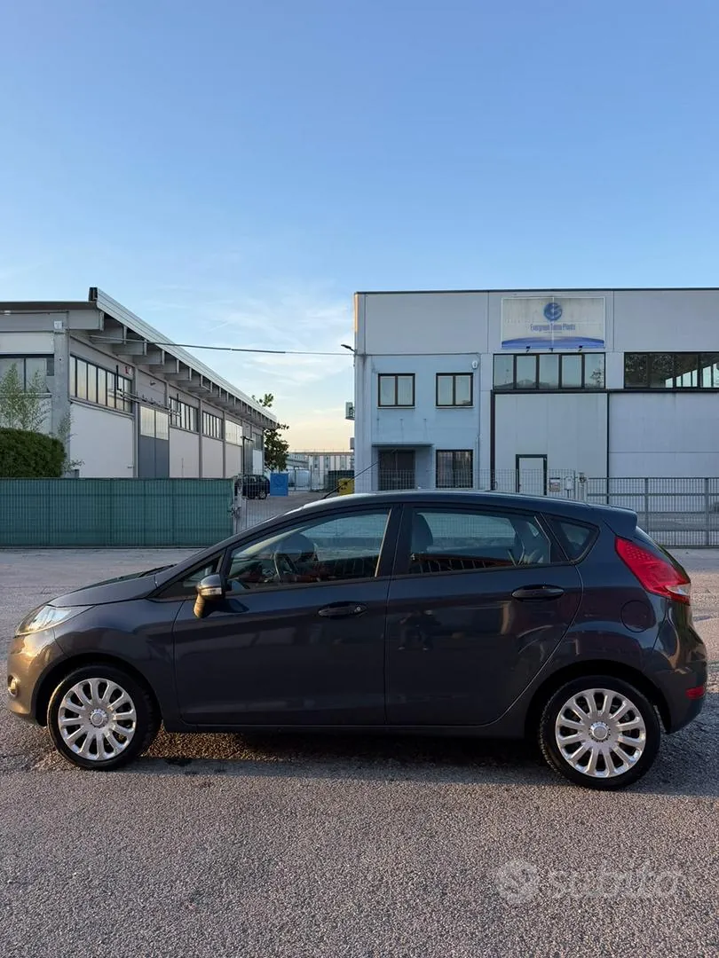 Ford Fiesta 2011 photo 2