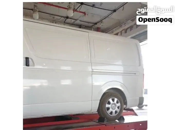 Toyota Hiace 2011 photo 2