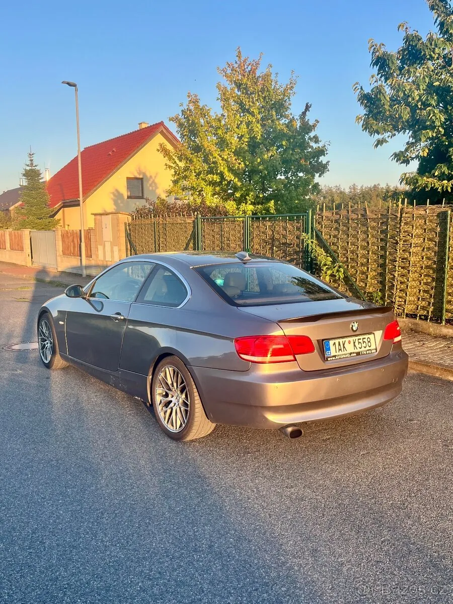 BMW 3 Series photo 3