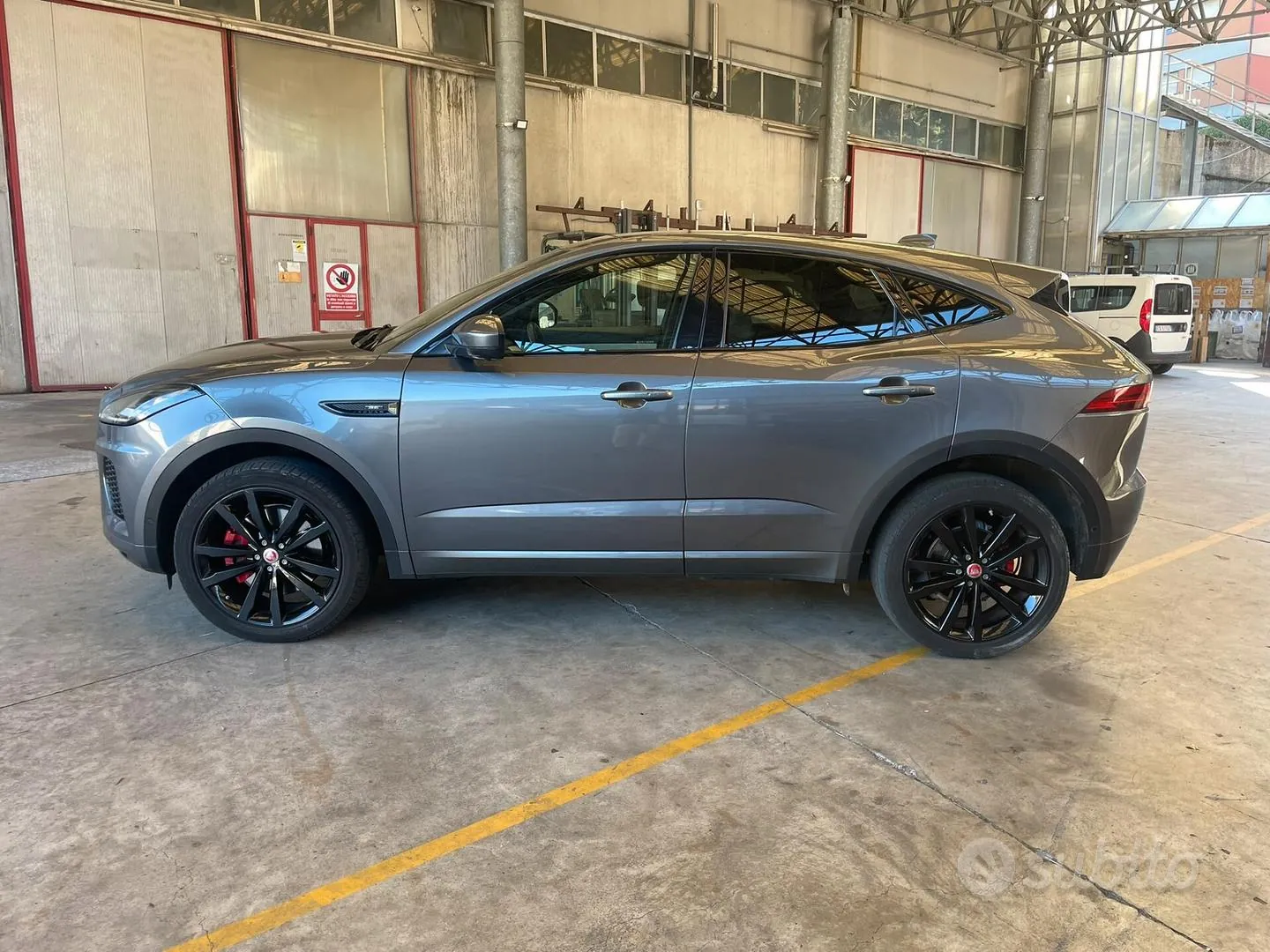 Jaguar E-Pace 2019 photo 2
